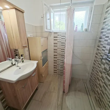 Agnes Nyaralo Koezponti Reszen Balatonboglár